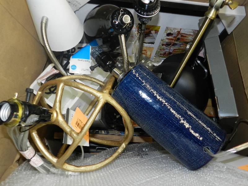 lot 493 image: BOXED LOT OF HOME DECOR ITEMS