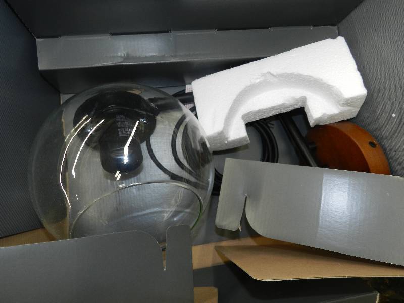 lot 494 image: BOXED LOT OF HOME DECOR ITEMS