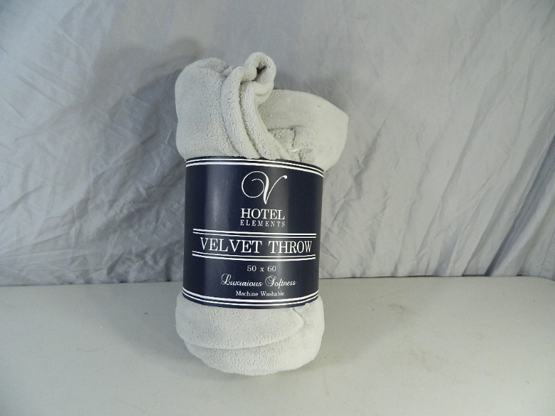 lot 4 image: New Velvet Throw