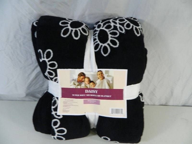 lot 6 image: New King Sized Blanket