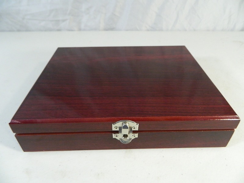 lot 9 image: New Wine Accessory Set in Case