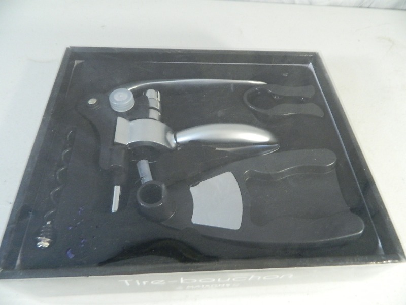 lot 14 image: New Wine Accessory Set
