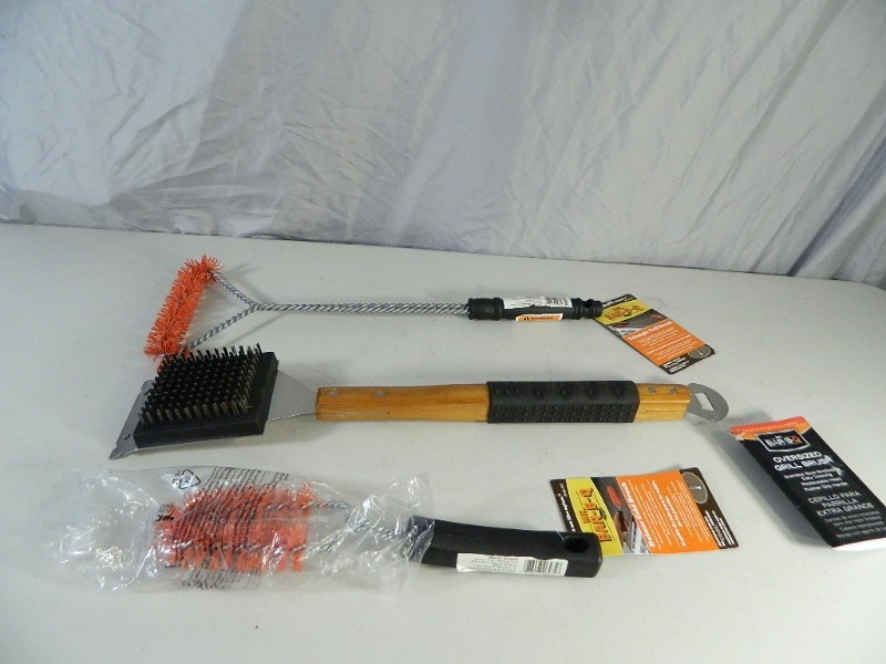 lot 22 image: 3 New Grill Cleaning Brushes