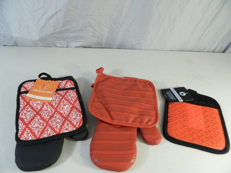 lot 23 image: New Red Oven Mitts and Potholders