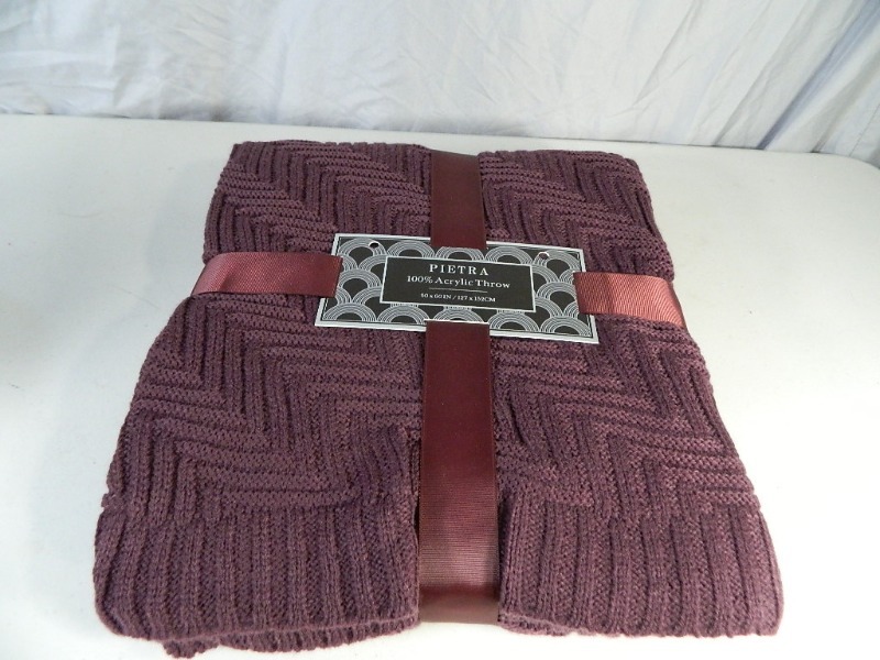 lot 33 image: New 100% Acrylic Throw