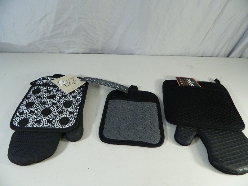 lot 39 image: 5 New Kitchen Oven Mitts  Pot Holders