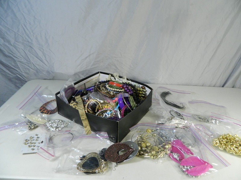 lot 40 image: Large Assortment Jewelry