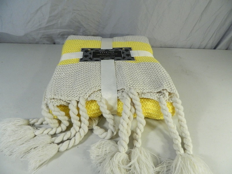lot 41 image: New 100% Acrylic Throw
