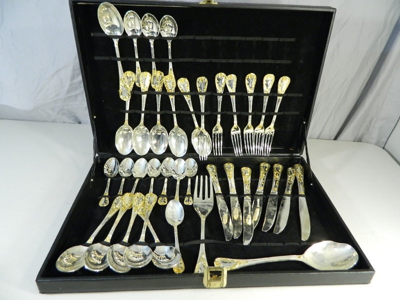 lot 42 image: Beautiful Silverware in Case