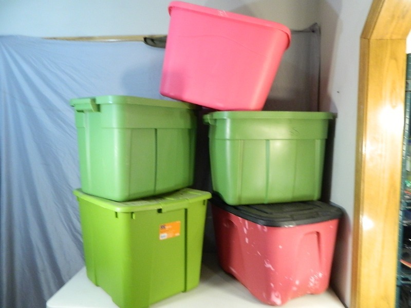 lot 46 image: 5 Totes with Lids