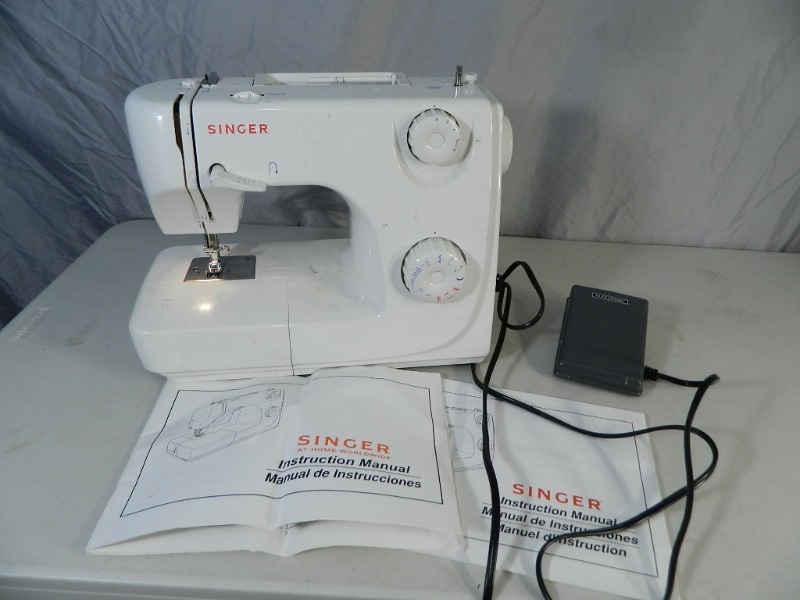 lot 71 image: Singer Sewing Machine