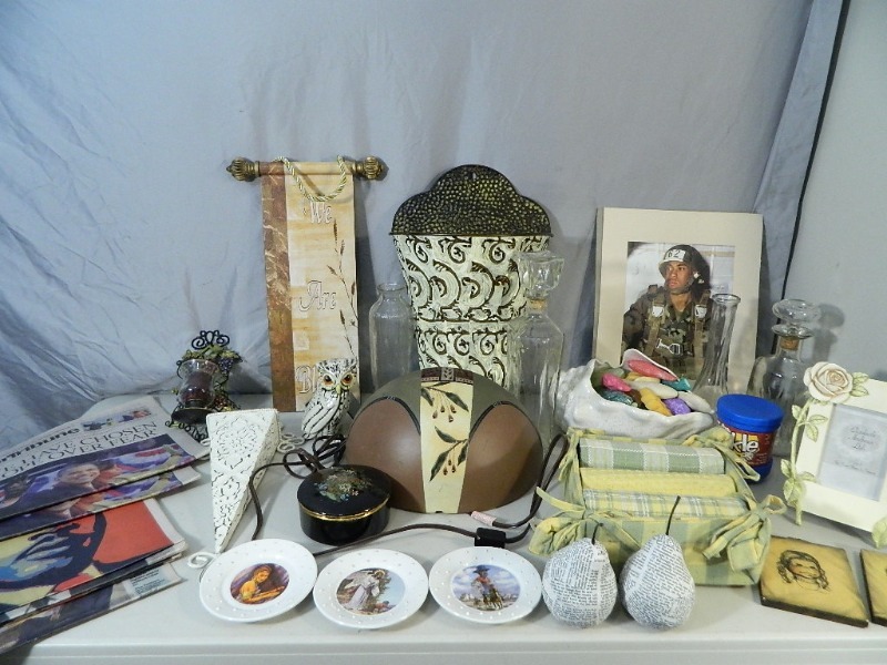 lot 92 image: Cute Decor
