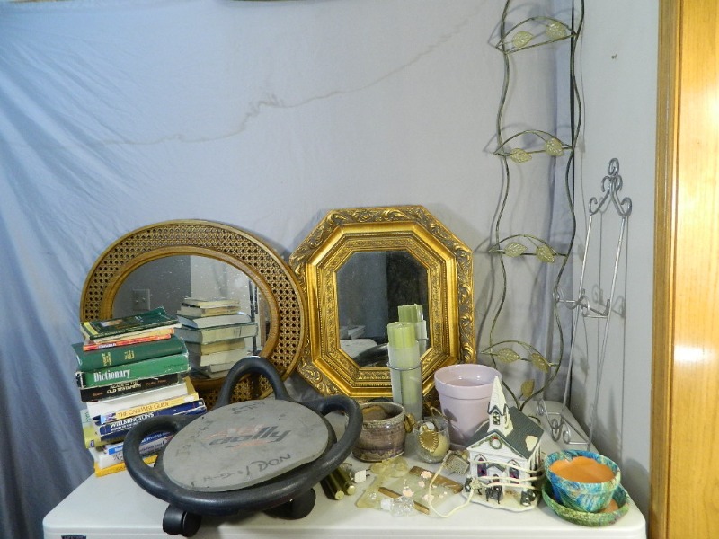 lot 102 image: Mirrors, Wall Decor, Household, Etc