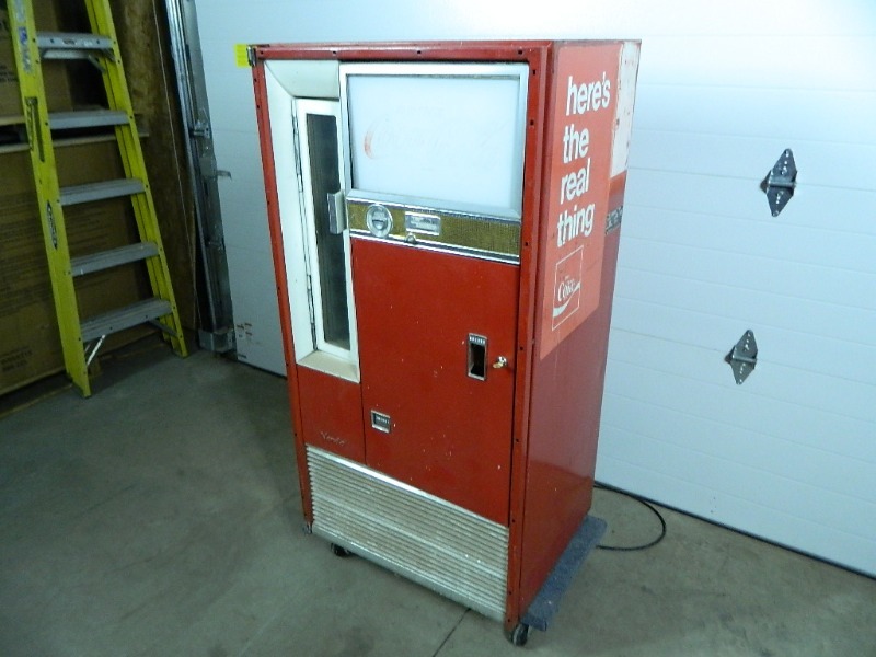 lot 1A image: Vendo Vintage Coca Cola Machine - Runs and Cools