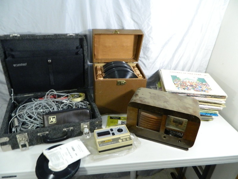 lot 127 image: Records, Electronics, Old Radio