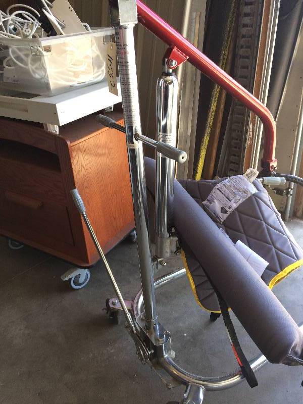 lot 1 image: Medical Mobile Hoyer Haudraulic Patient Lift&nbspHydraulic Bedside with Sling On Wheels - Many Uses For This Lift - Mechanics, Veterinary Clinics, Etc.
