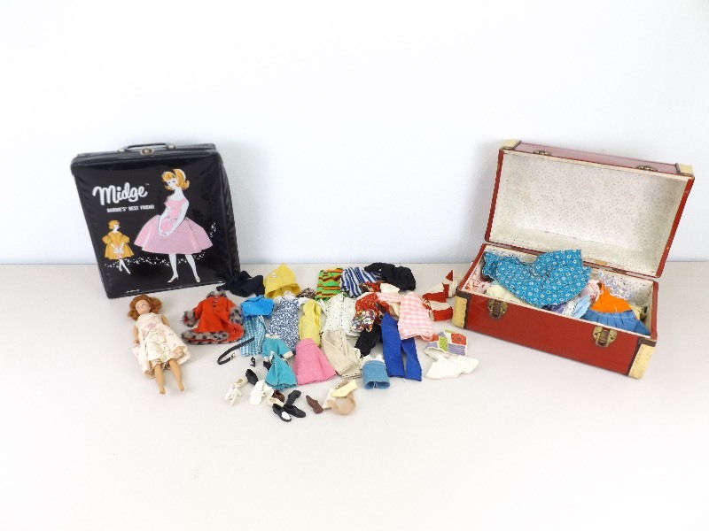 lot 2 image: Authentic Vintage Skipper Barbie Doll, Case, Trunk, and Clothes