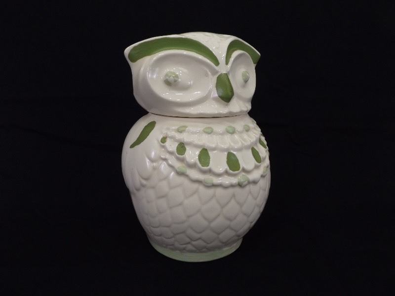 lot 5 image: Vintage Owl Cookie Jar