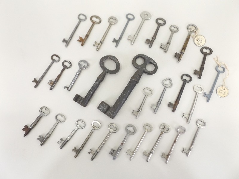 lot 12 image: Antique Skeleton Key Collection