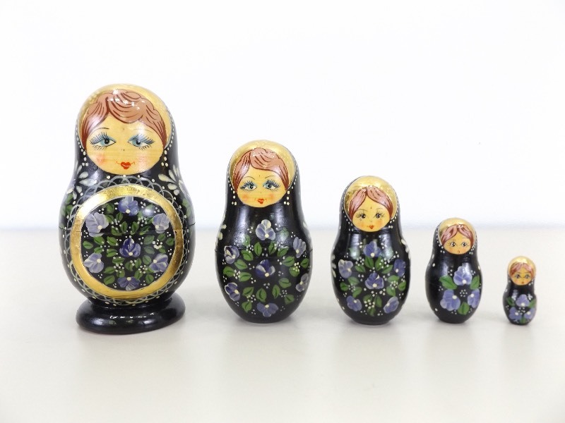 lot 13 image: 5 Figure Vintage Russian Nesting Doll