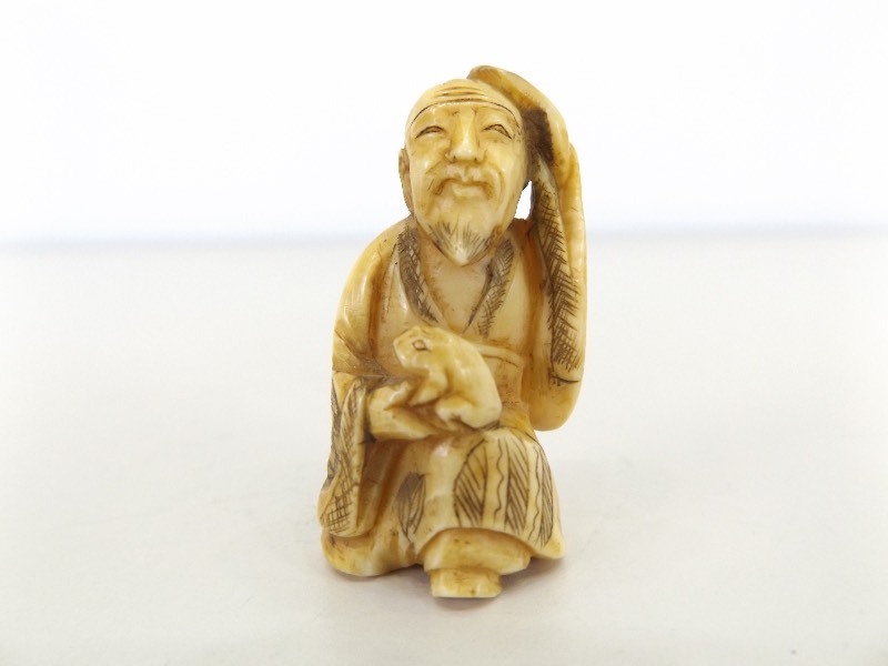 lot 18 image: Antique Signed IvoryBone Carved Netsuke 