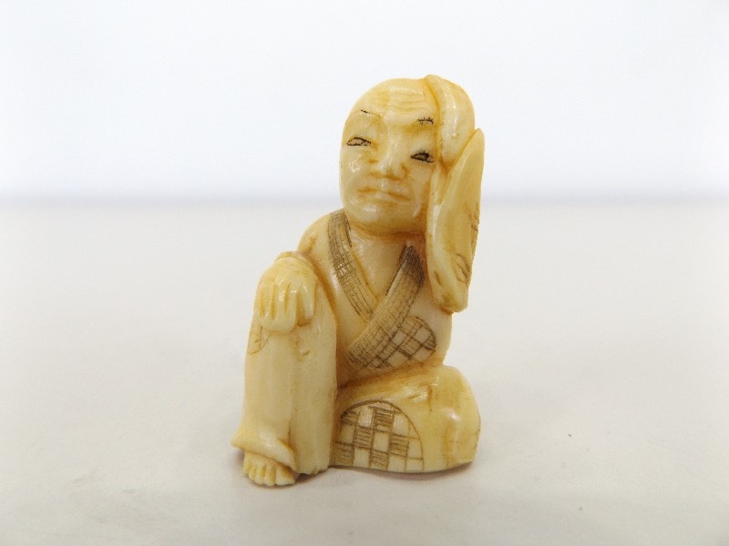lot 19 image: Antique Signed IvoryBone Carved Netsuke 