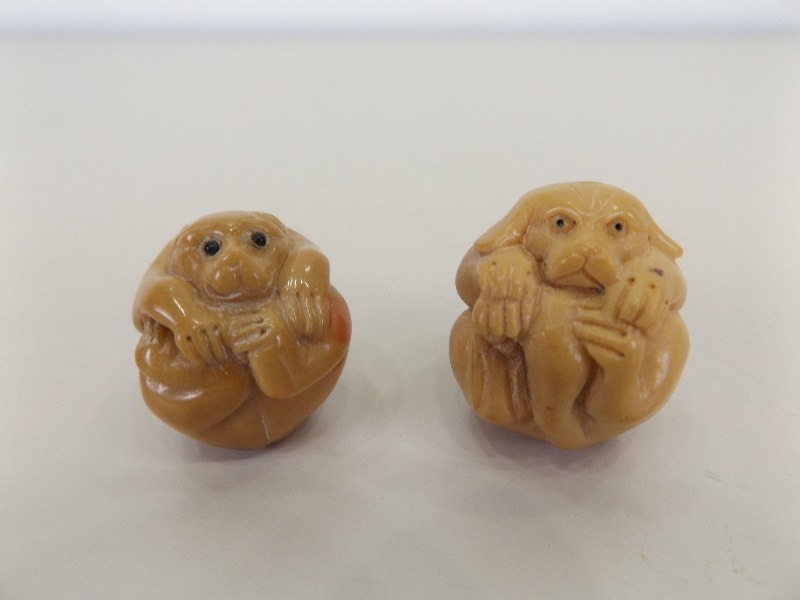 lot 20 image: 2 Large Antique IvoryBone Carved Monkey Beads 