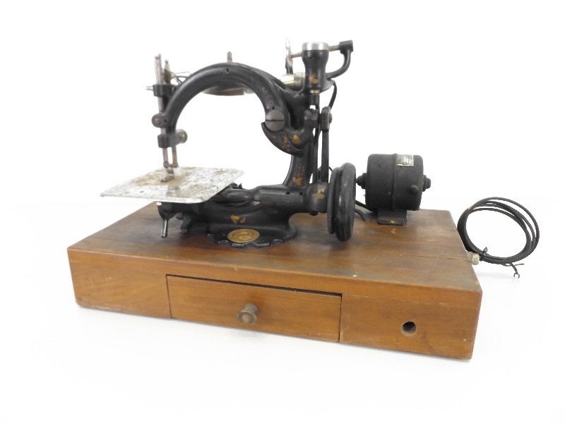 lot 31 image: Antique Wilcox and Gibbs Sewing Machine
