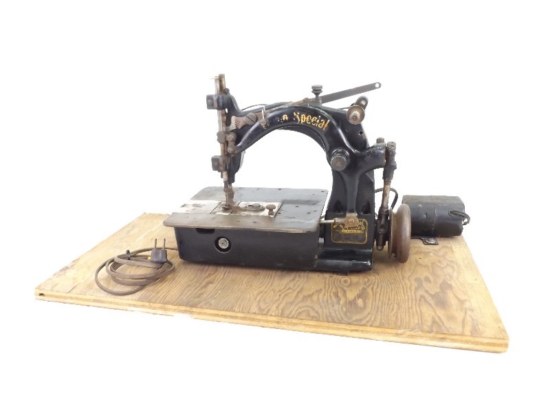 lot 32 image: Antique Union Special Sewing Machine