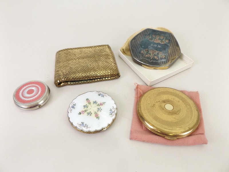 lot 41 image: Lot of Vintage Enameled etc. Compacts etc.