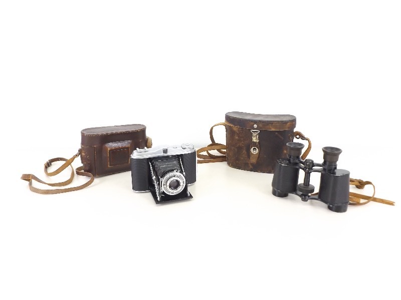 lot 43 image: Vintage Germany Camera and Binoculars