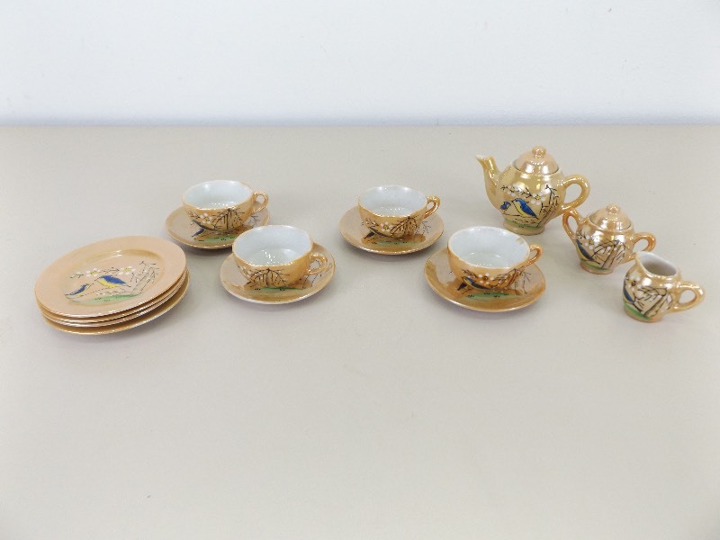 lot 47 image: 1940s Doll Tea Set