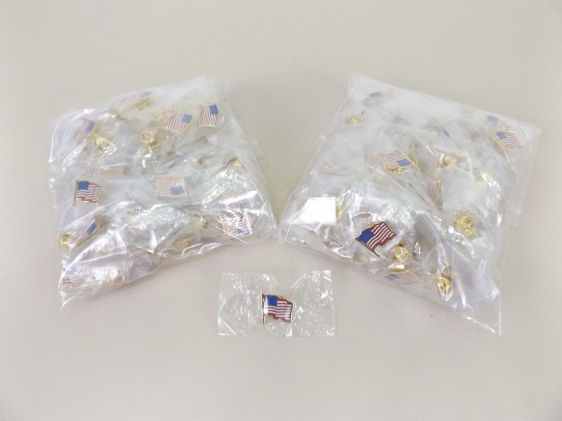 lot 49 image: 200 NEW US Flag Lapel Pins