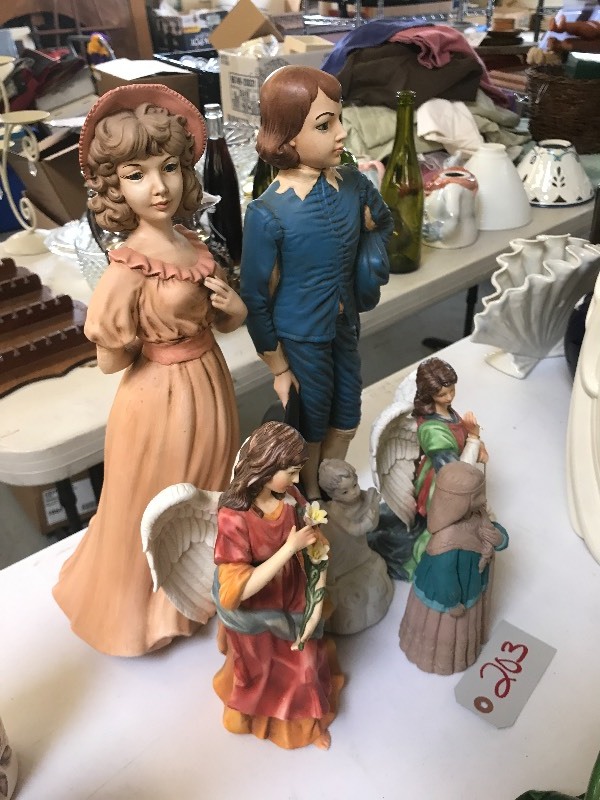 LOT OF PEOPLE STATUES  FIGURES