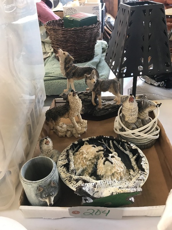 LOT OF WOLF THEMED DECORATIONS