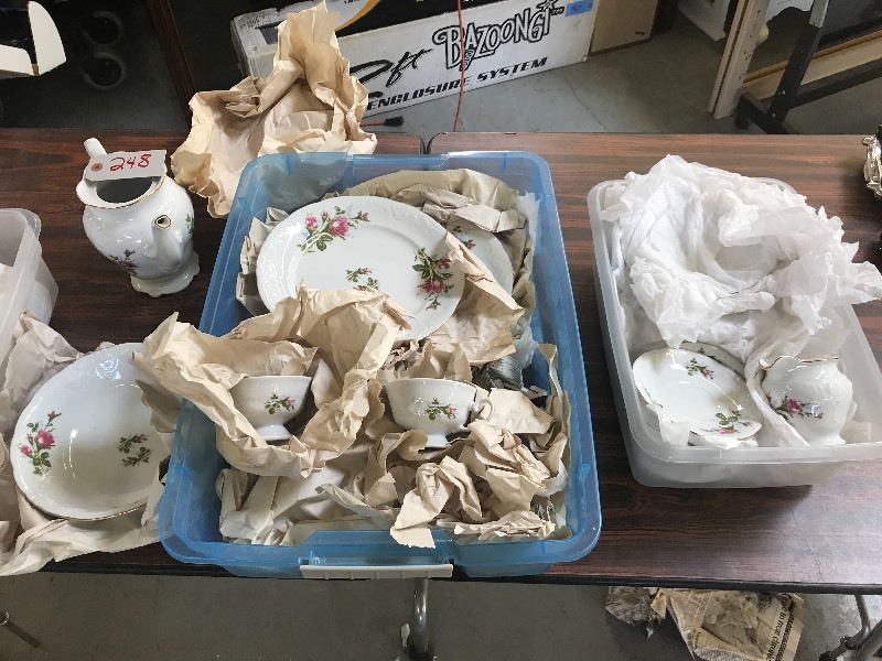 LOT OF PORCELAIN CHINA