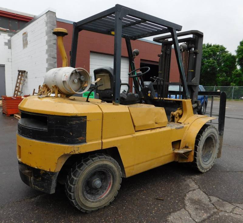 lot 2 image: 9000lb Cat GPL40 Forklift