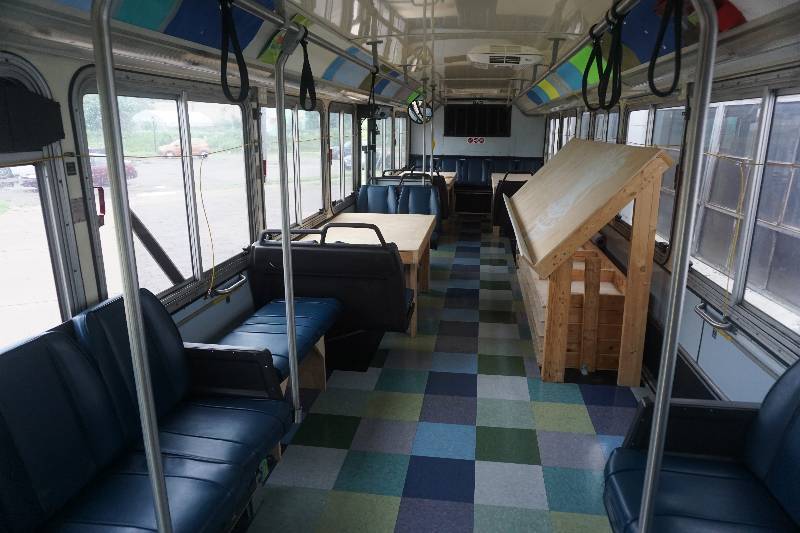 lot 1 image: 2001 Gillig Phantom 40 Custom Traveling Mobile Studio Classroom Transit Bus