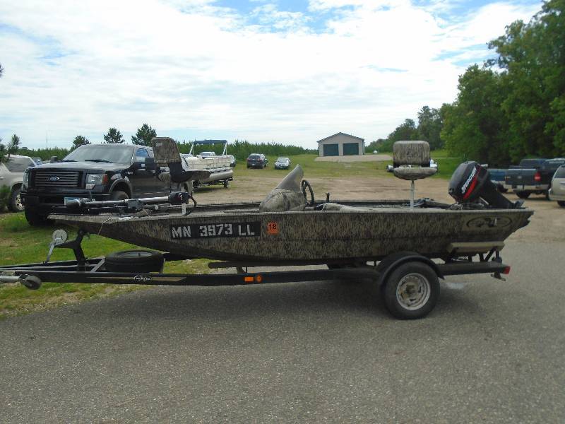 lot 1 image: 2003 Xpress Fishing Boat and Trailer