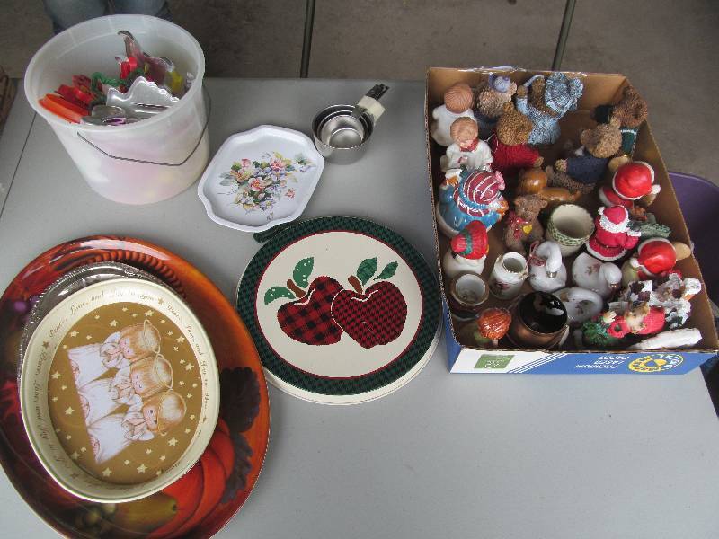 lot 2 image: Vintage Cookie cutters, measuring cups, platters, Figurines