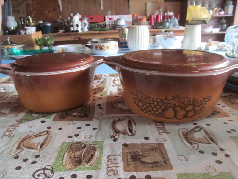 lot 10 image: 2 Pyrex pots