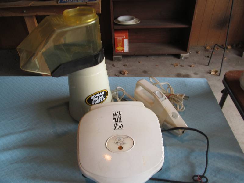 lot 13 image: Electric Knife, The Great Hot Air Popper, George Foreman grill