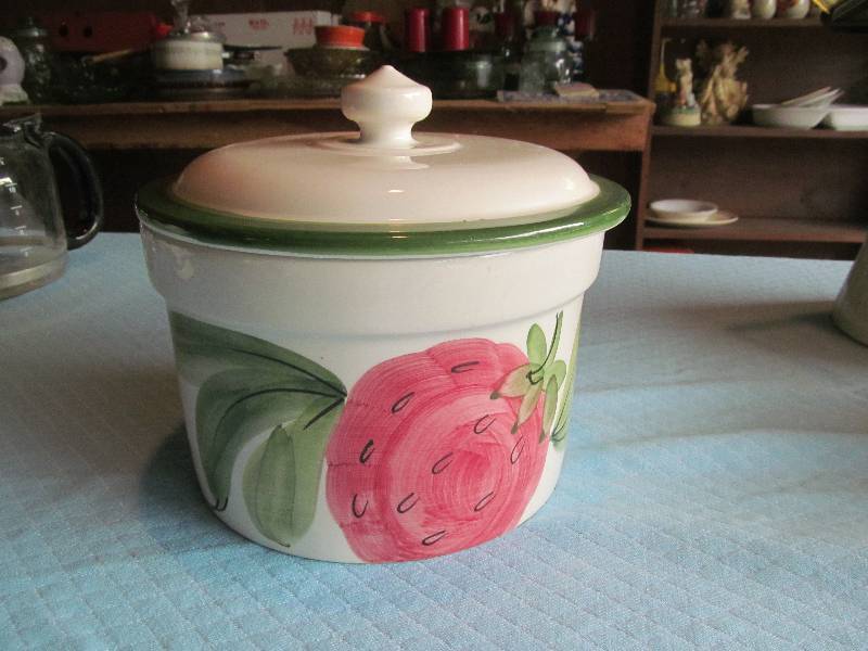 lot 14 image: Crock