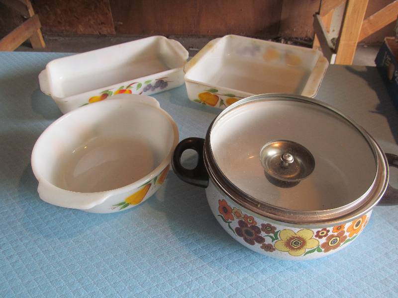 lot 16 image: Anchor Hocking Fire King Casserole dishes, pan
