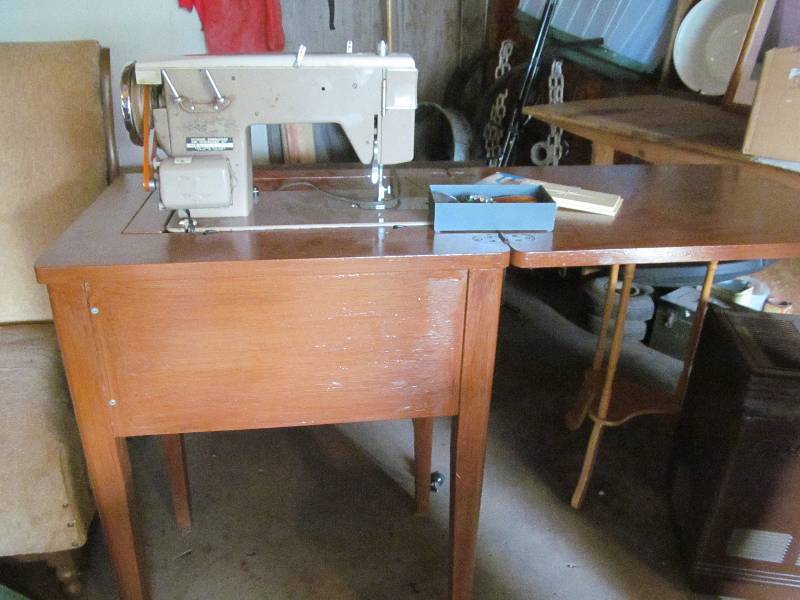 lot 19 image: Nelco Vintage Sewing machine