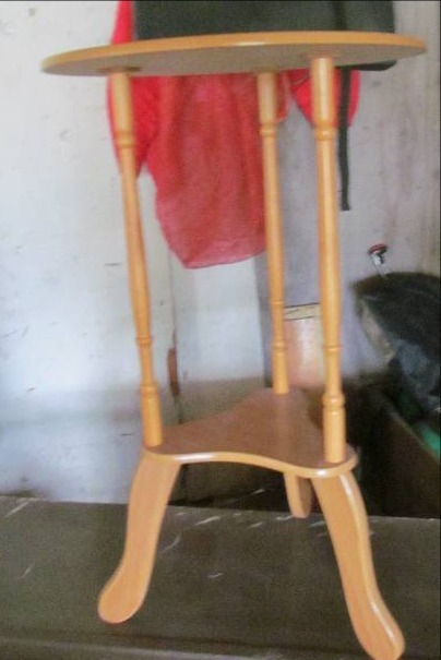 lot 22 image: Plant Stand