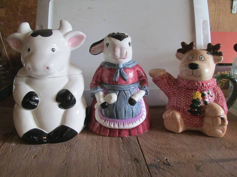lot 32 image: 2 Cookie Jars, Creamer Jar