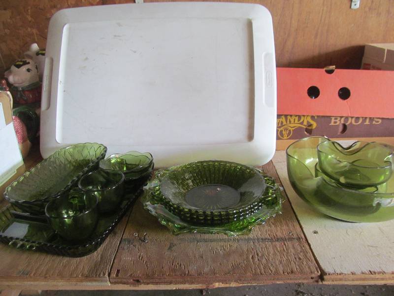 lot 35 image: Avocado Cups, Saucers, Plates
