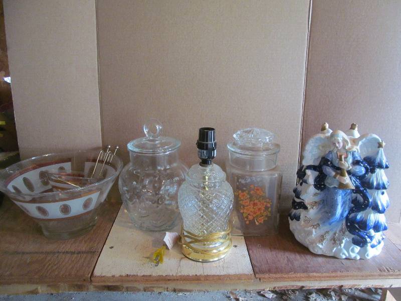 lot 43 image: Fondue Bowl, 3 Cookie Jars, Crystal Lamp