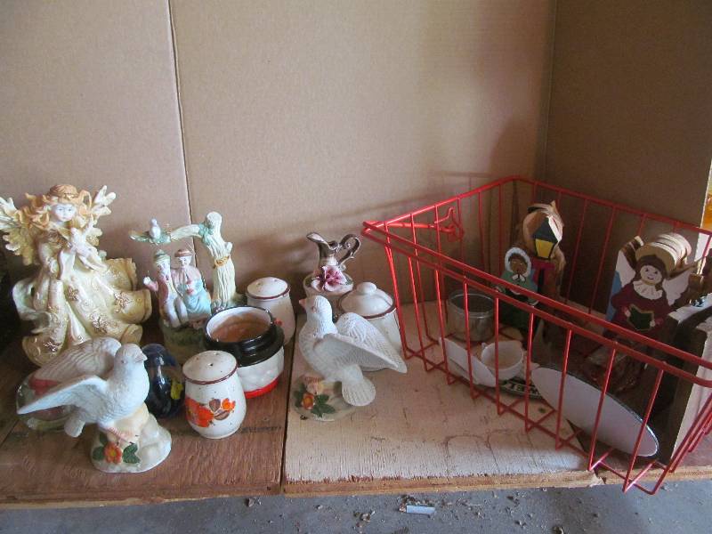 lot 44 image: Variety of Figurines